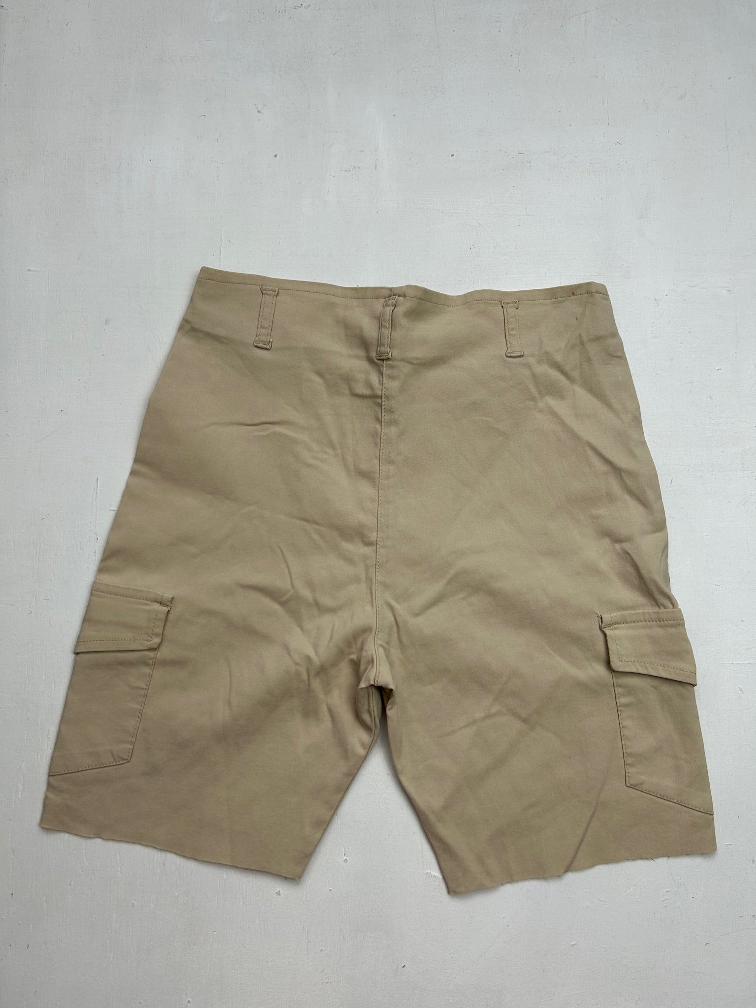 Camel cargo stretchy low rise mid short (XS/S)