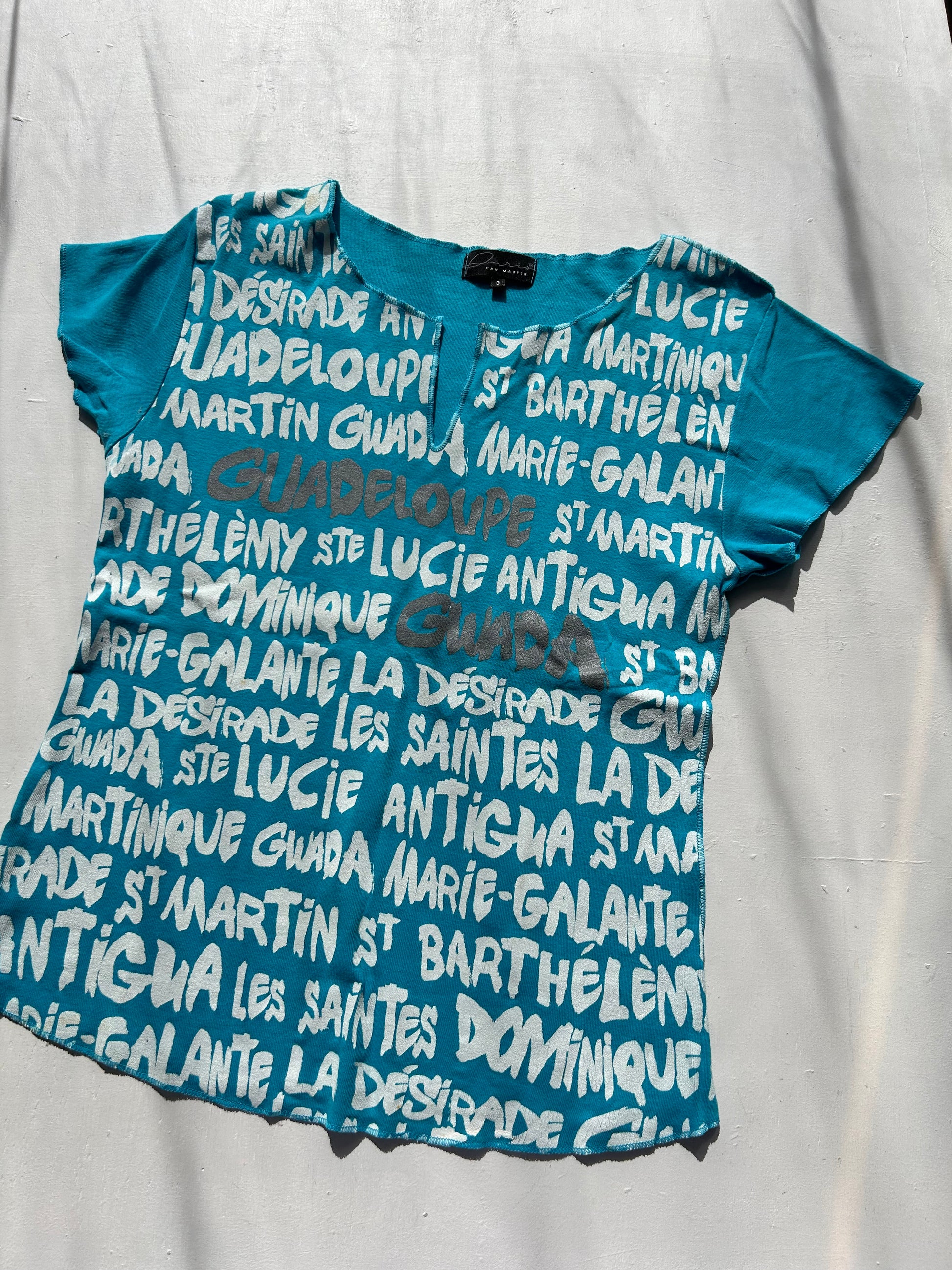 Baby blue text print y2k tee (S/M)