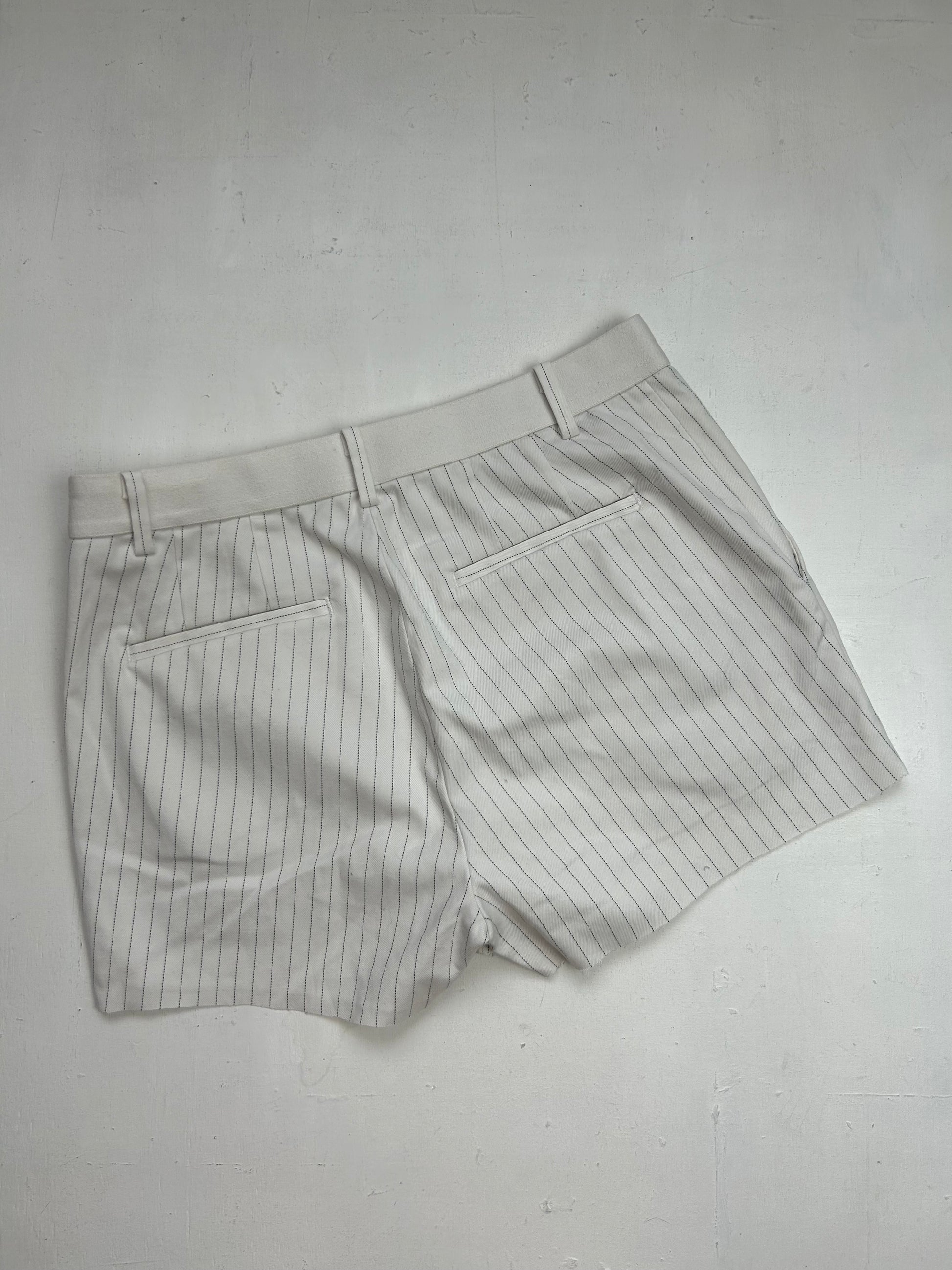 White striped mid rise office mini short (S)