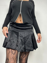 Load image into Gallery viewer, Black silk low rise mini pleated skirt 90s y2k vintage (M)