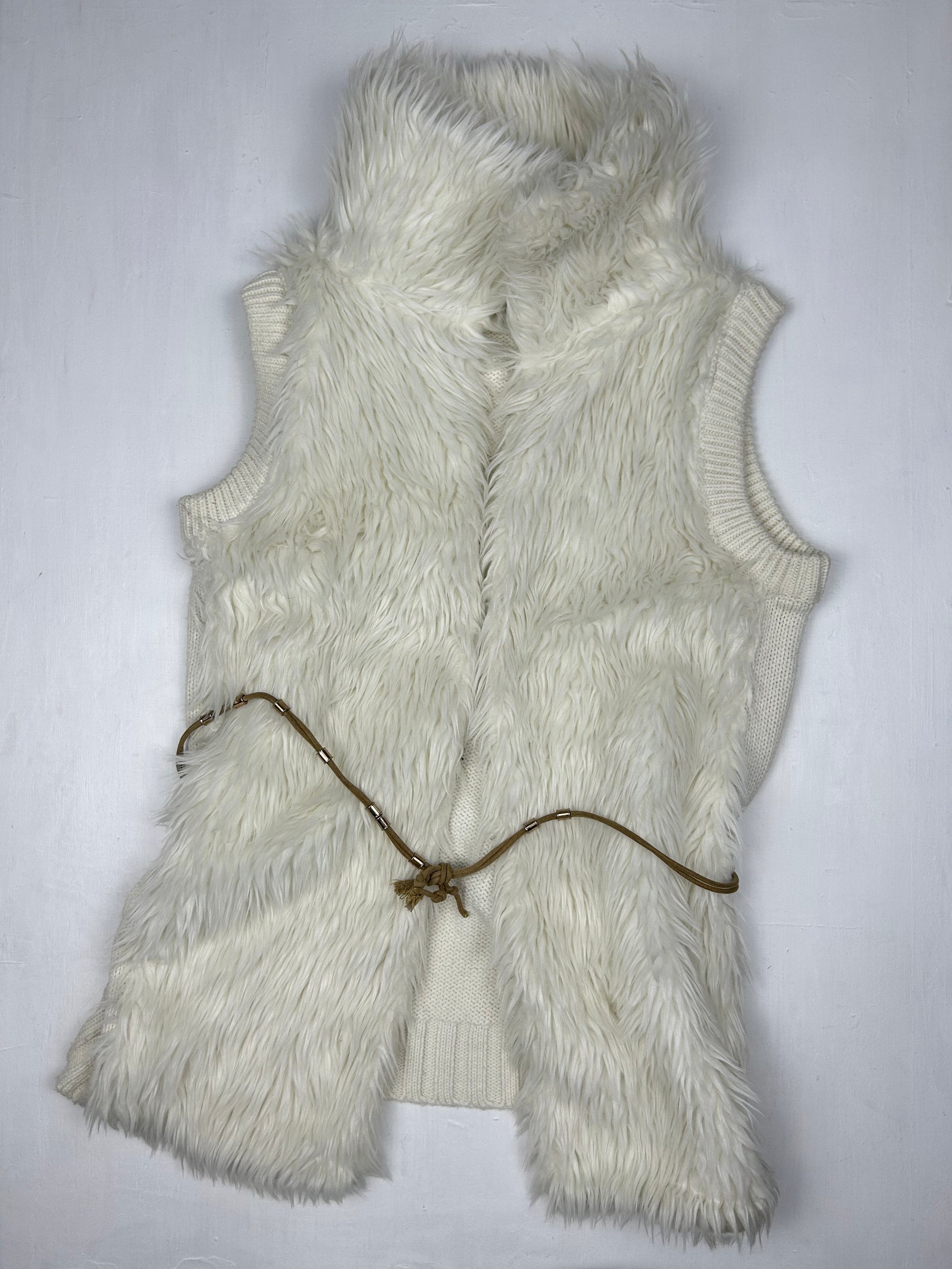 White faux fur sleeveless jacket with belt (S/M)