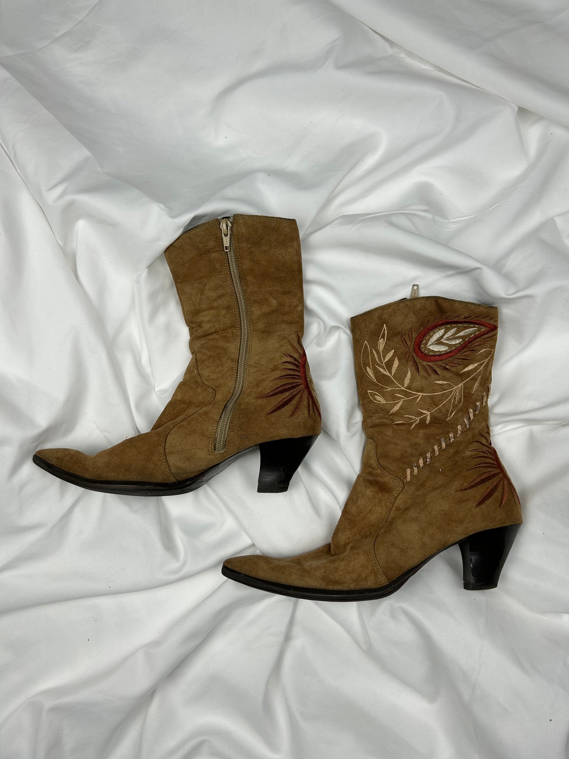 Beige suede pointed toes embroidered boots (36)