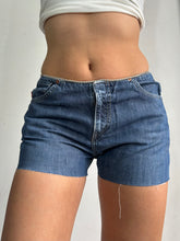 Load image into Gallery viewer, Light blue denim low rise mini short (M)