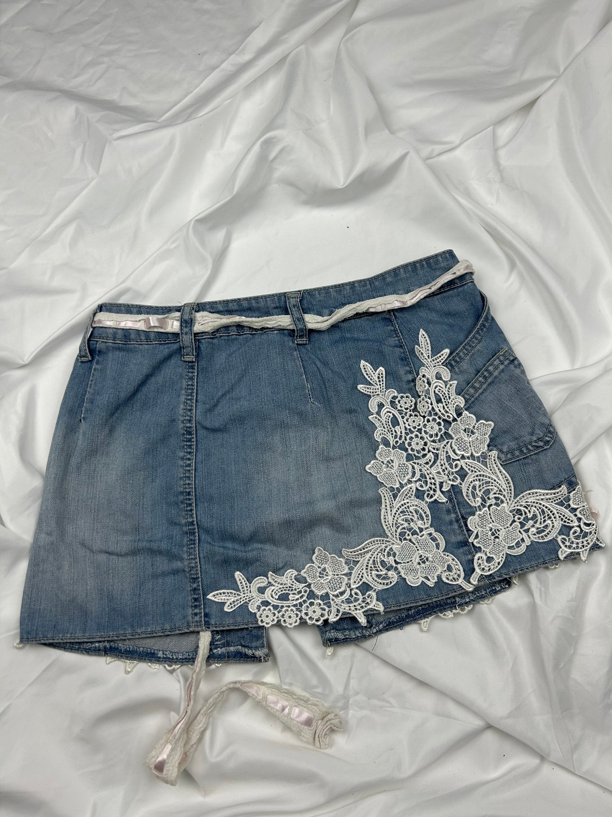 Blue denim embroidered lace low rise mini skirt (S)