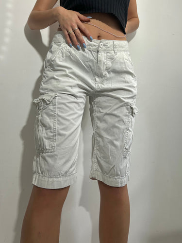 White mid rise cargo mid short (S/M) mesures