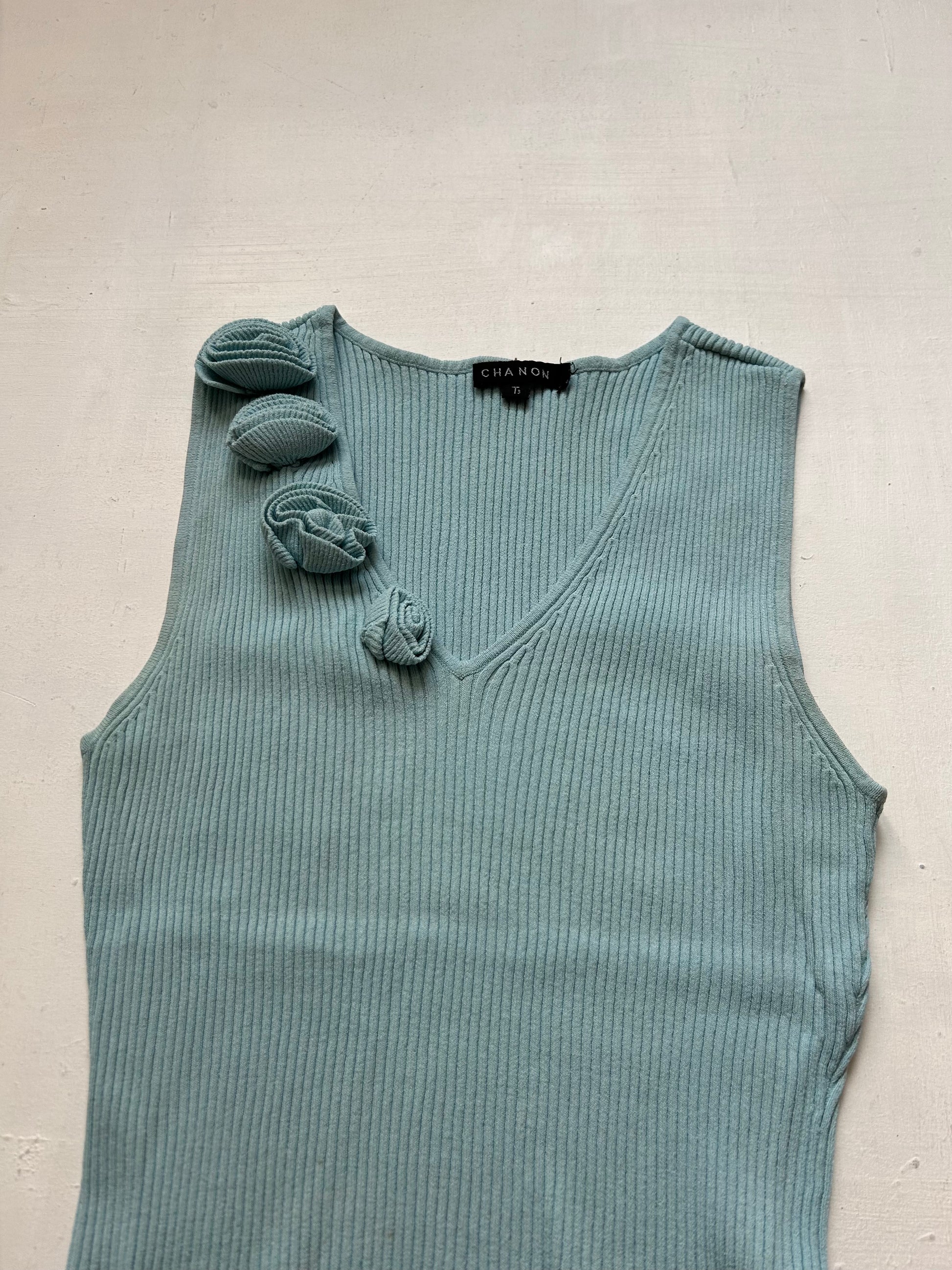 Blue ribbed flower appliqué knitted tank top (M)