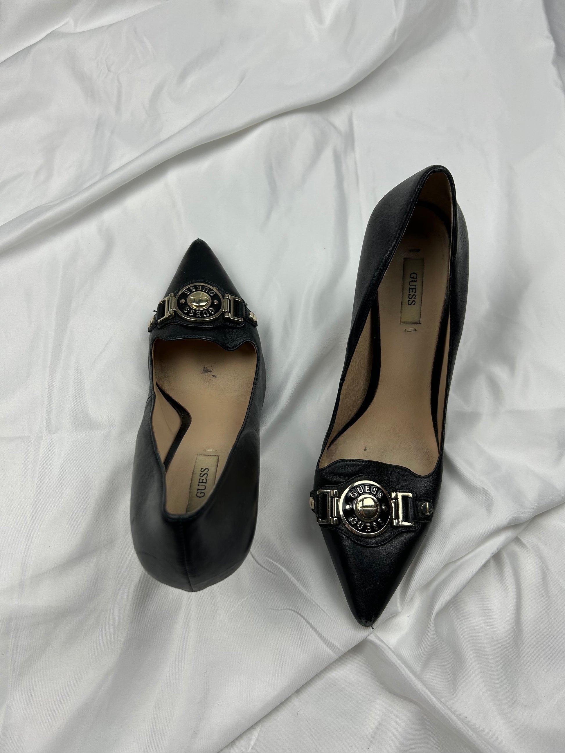 Black buckle logo pointed toes shoes (40)