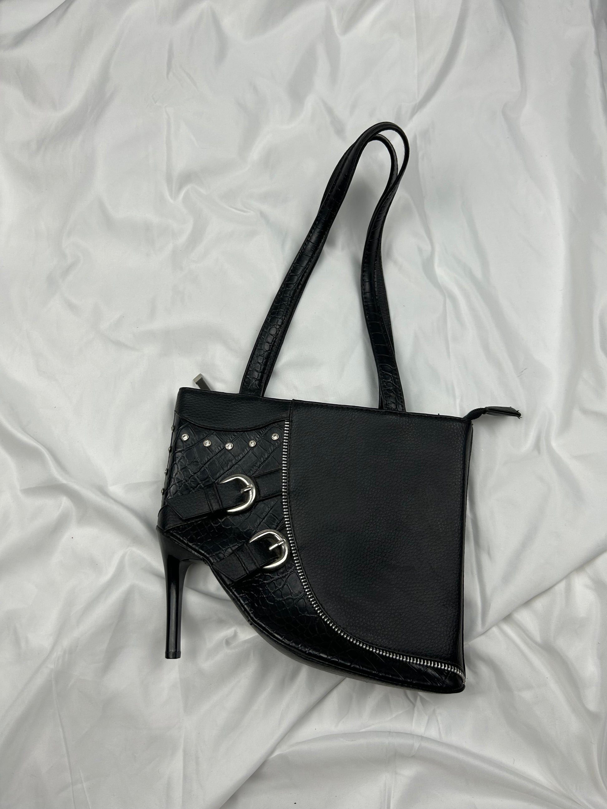 Black heel boots besace shoulder bag