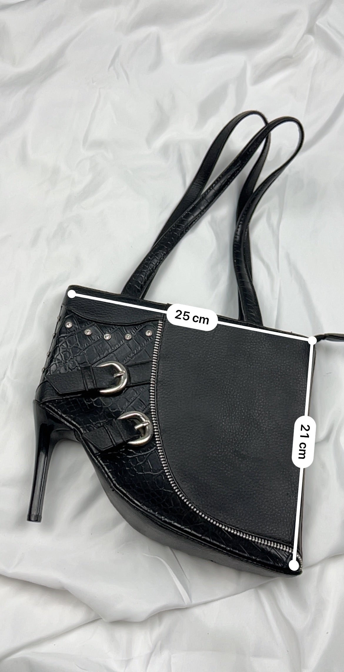 Black heel boots besace shoulder bag