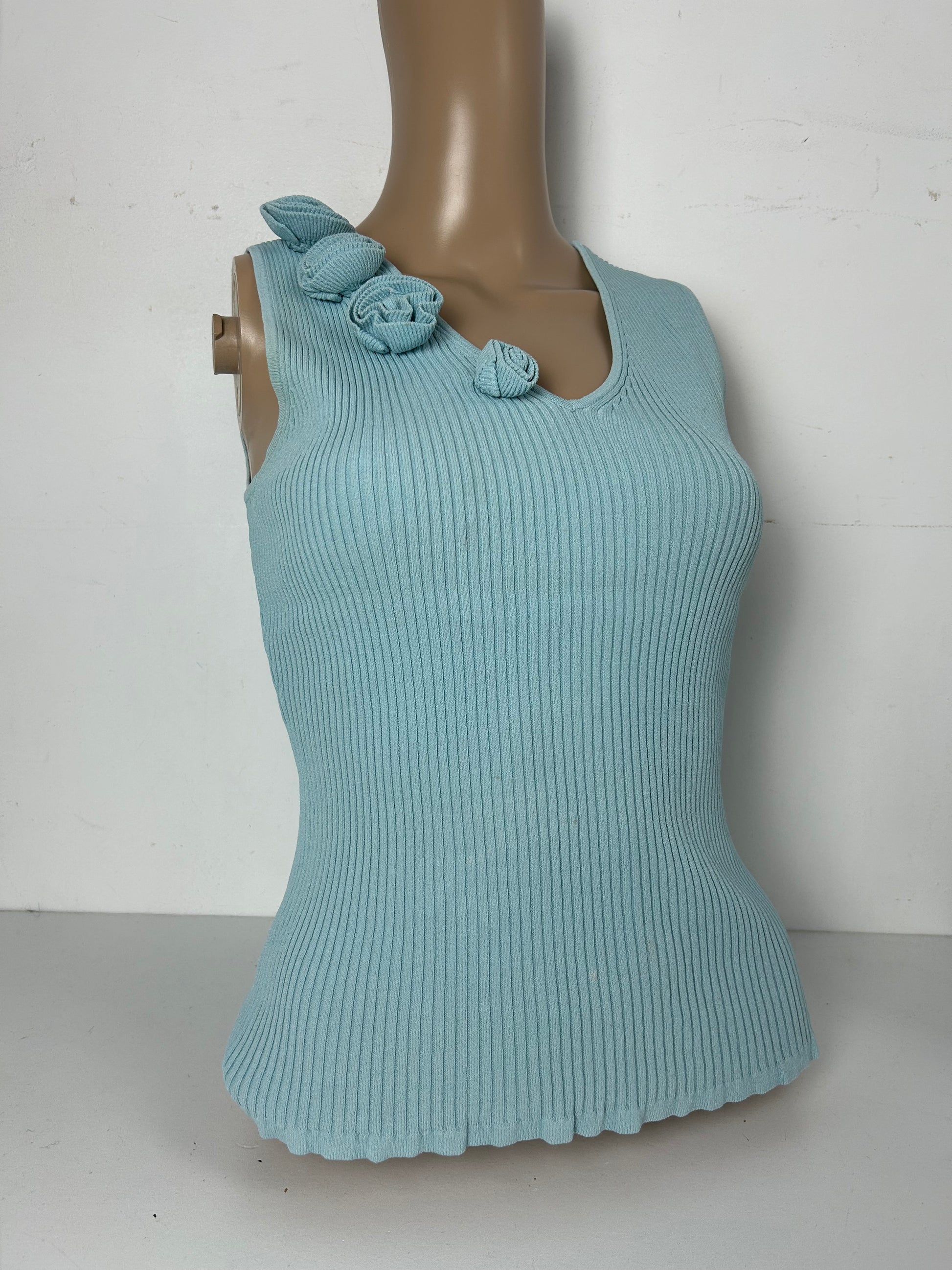 Blue ribbed flower appliqué knitted tank top (M)