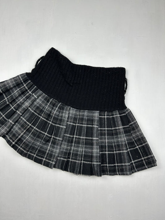 Black check print  low rise pleated mini skirt (S/M)