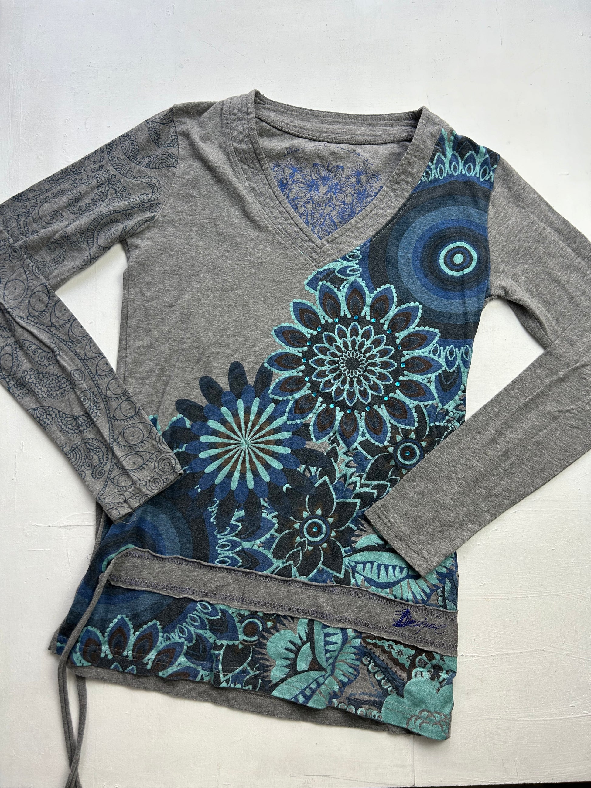 Grey & blue graphic print long sleeves top (S/M)