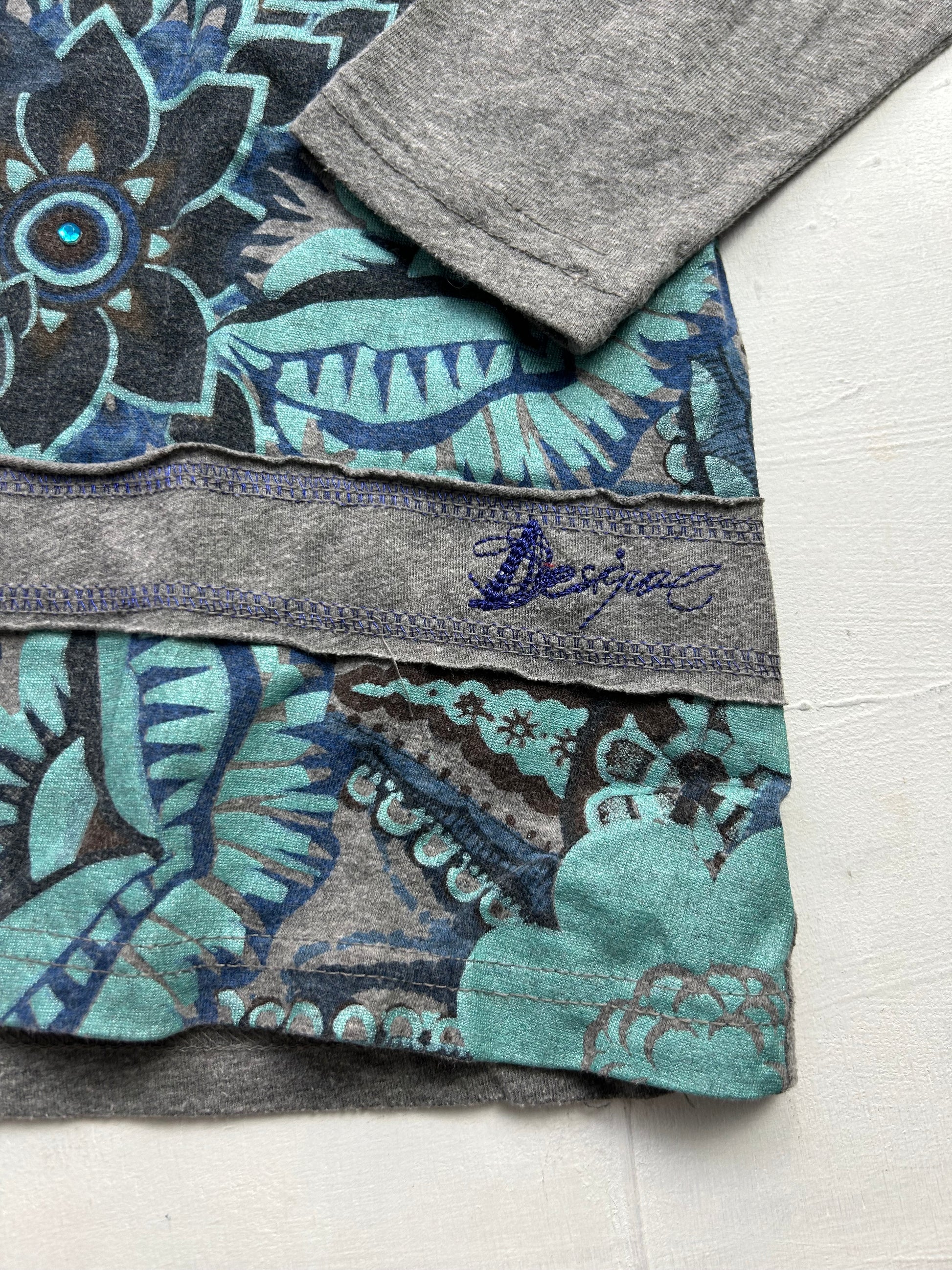 Grey & blue graphic print long sleeves top (S/M)