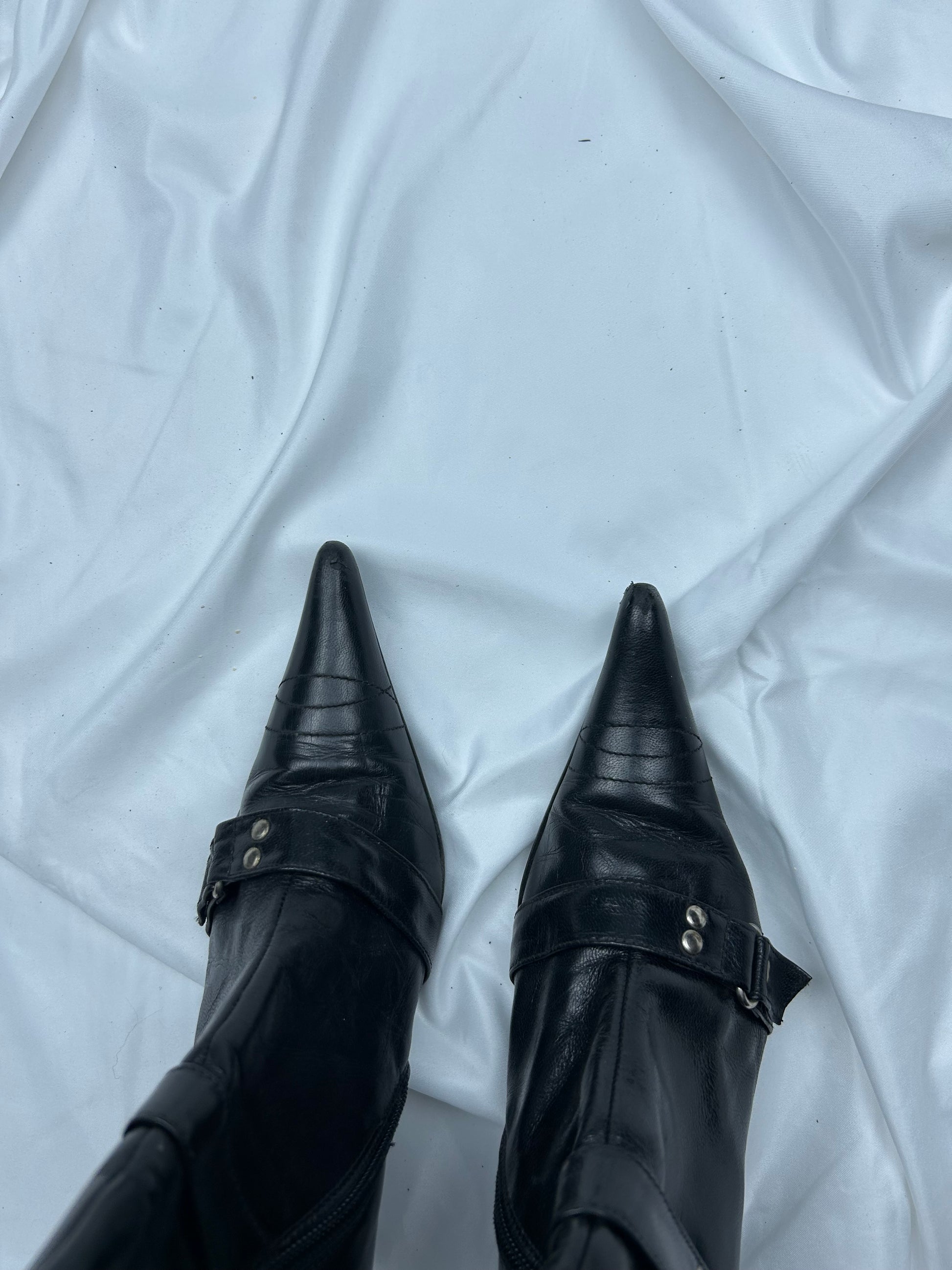 Black pointed toes buckles boots (37