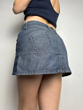 Load image into Gallery viewer, Grey low rise denim mini / micro skirt 90s y2k vintage (S/M)