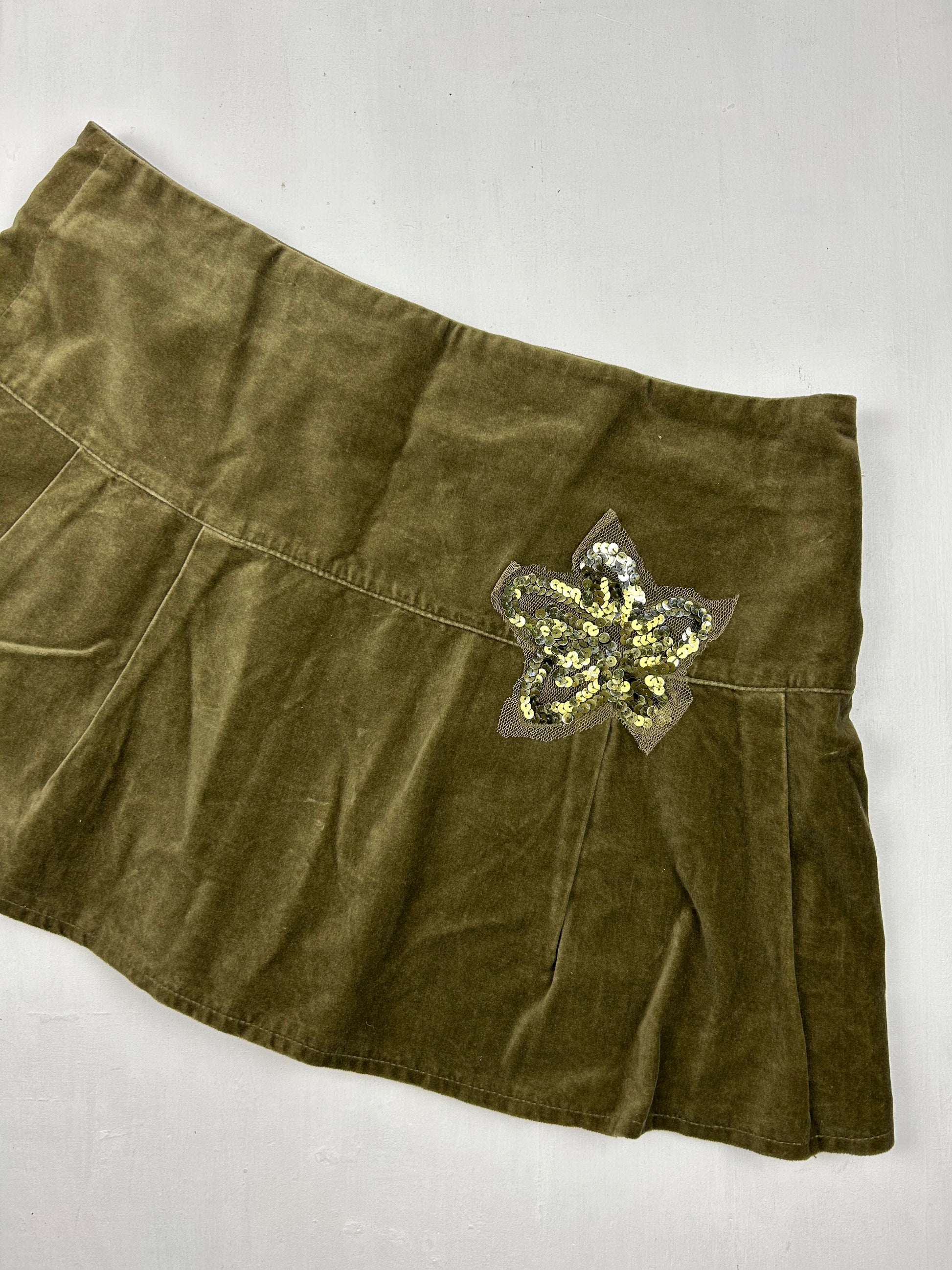 Khaki velvet low rise pleated mini skirt (M)