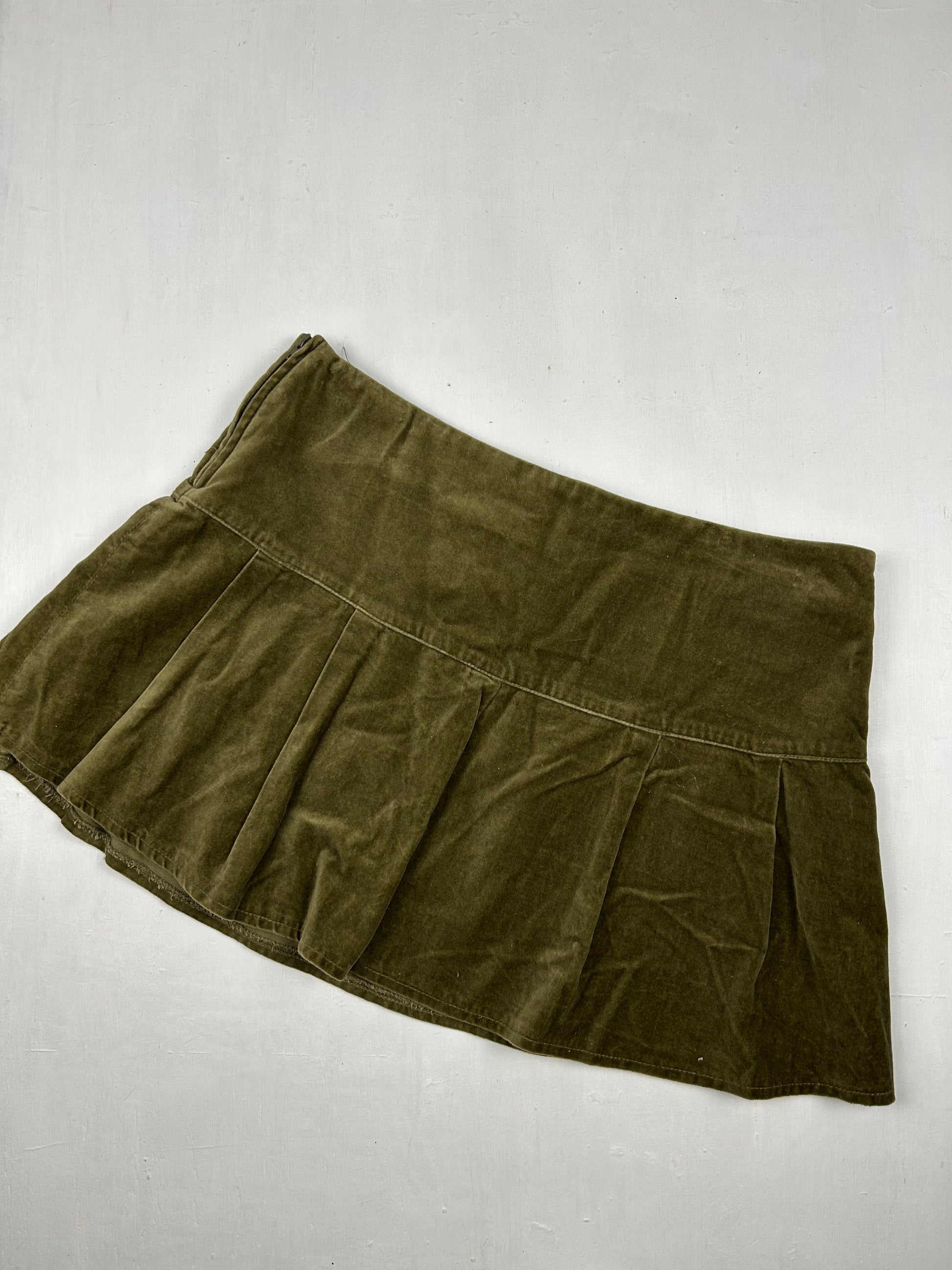 Khaki velvet low rise pleated mini skirt (M)