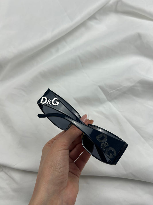 Black logo sunglasses