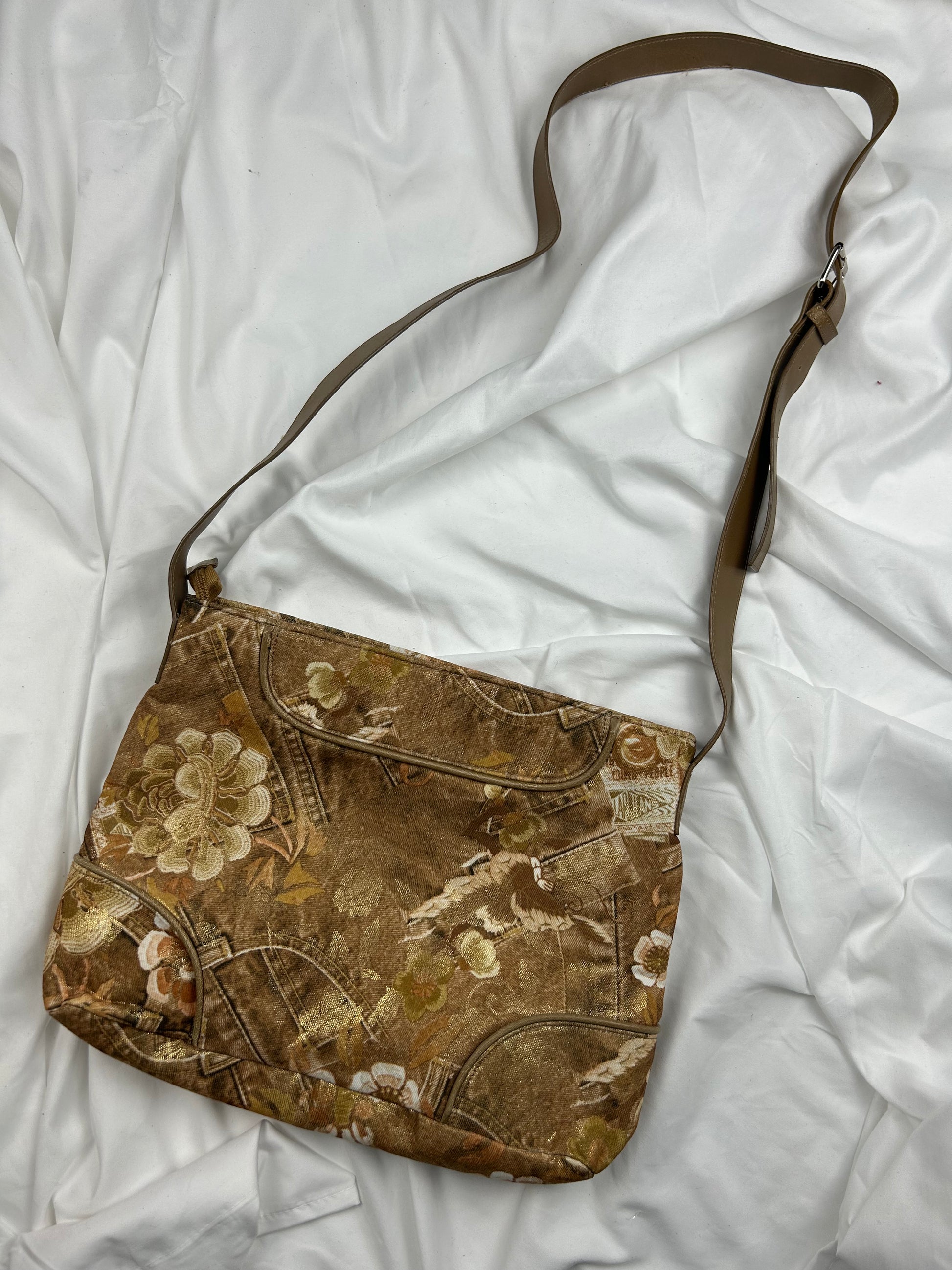 Beige graphic print besace bag