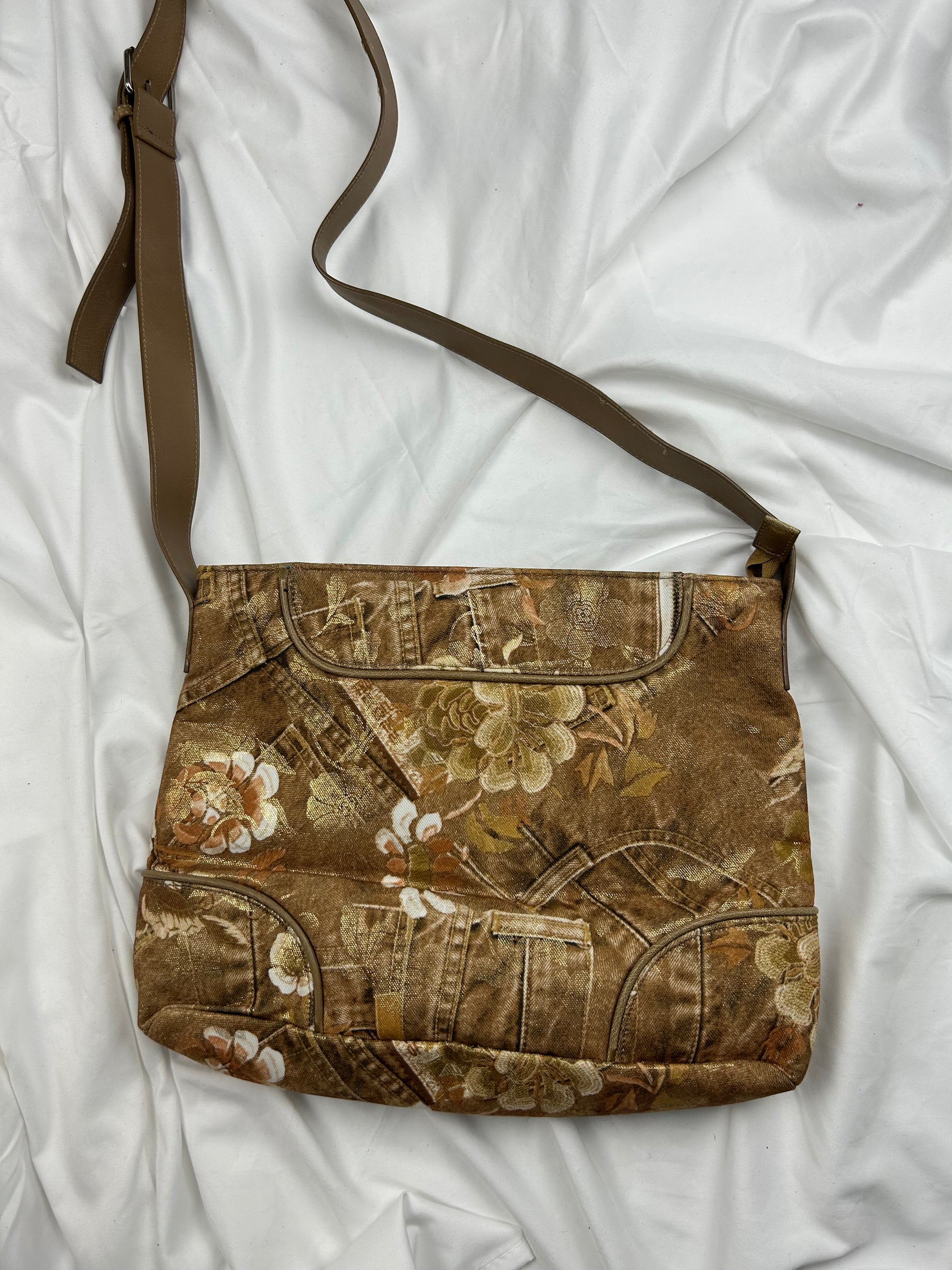 Beige graphic print besace bag