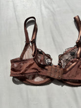 Load image into Gallery viewer, Beige lace vintage bra (75D)