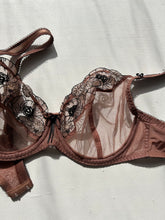 Load image into Gallery viewer, Beige lace vintage bra (75D)