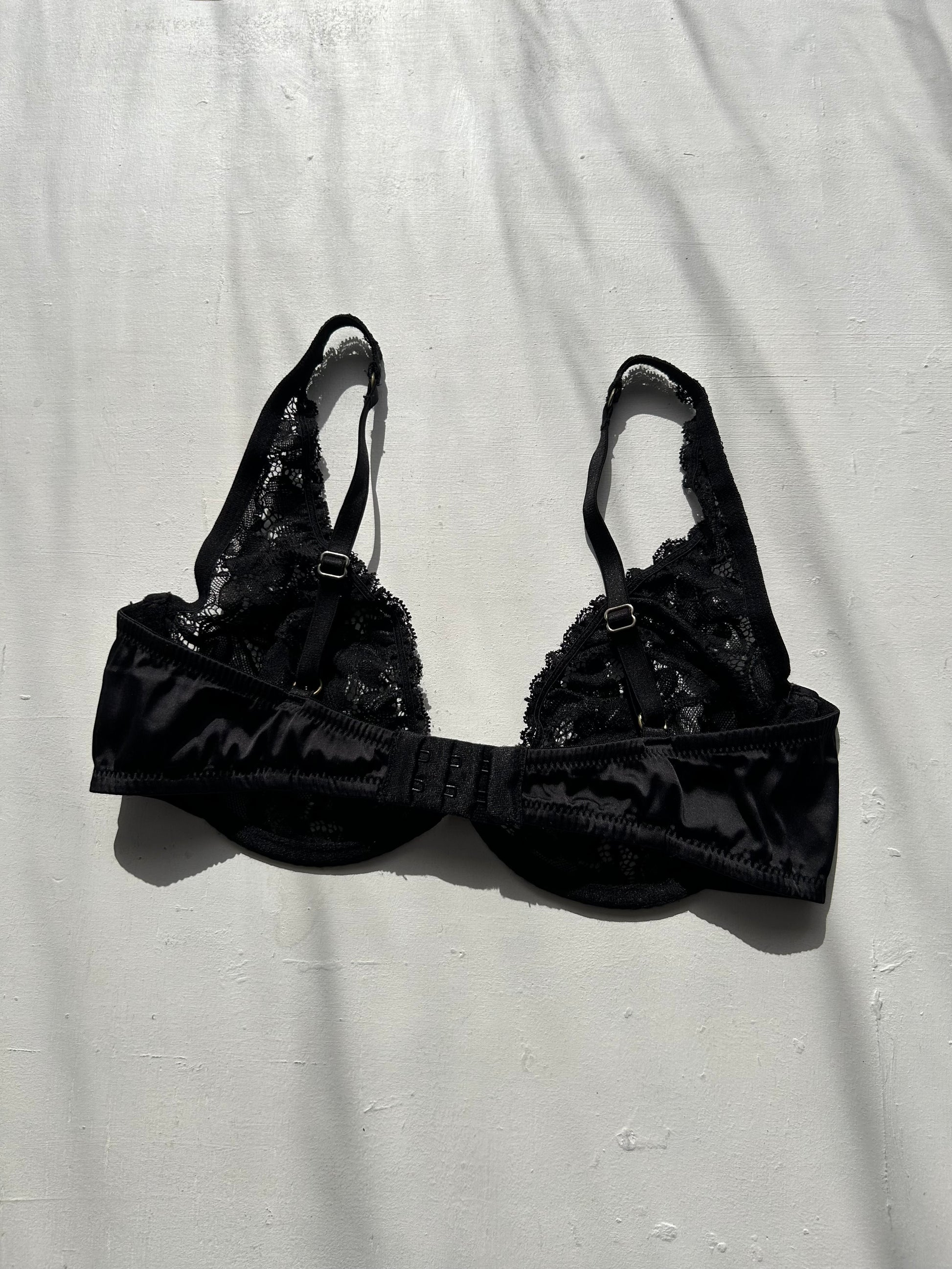 Black lace vintage bra (75D)