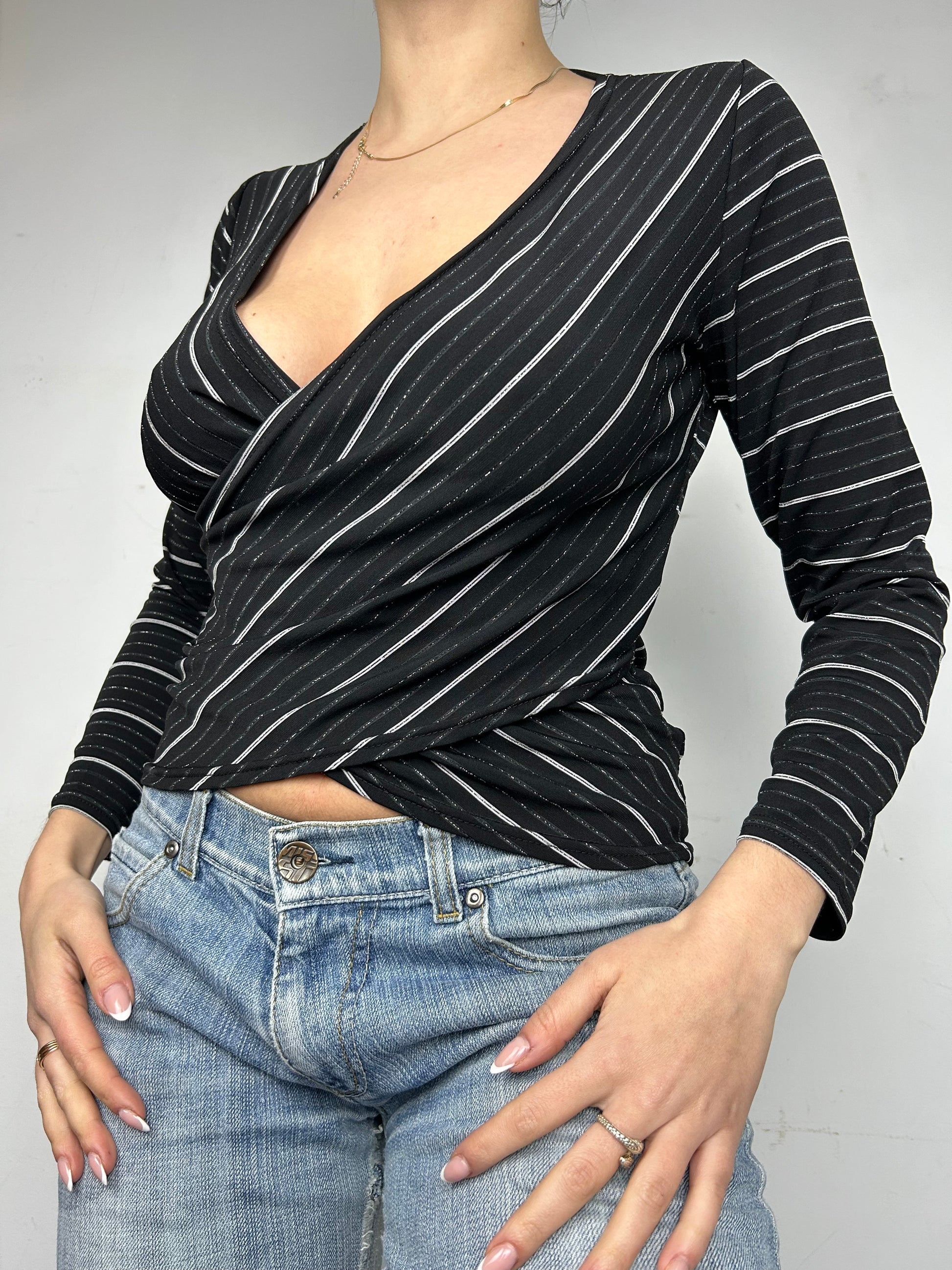 Black striped wrapped long sleeves shirt (S/M)