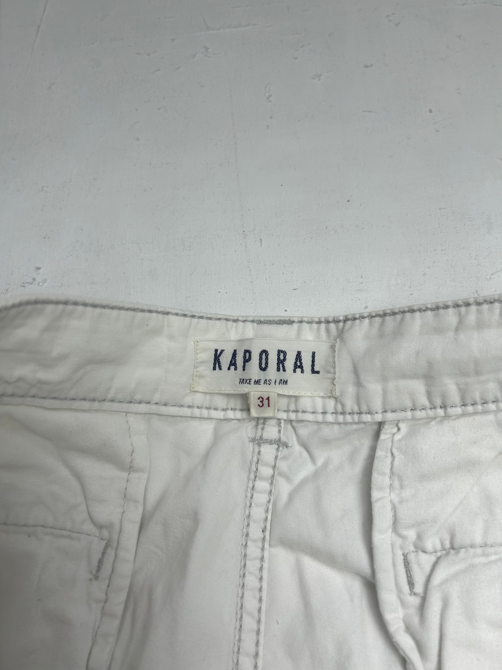 White mid rise cargo mid short (S/M) mesures