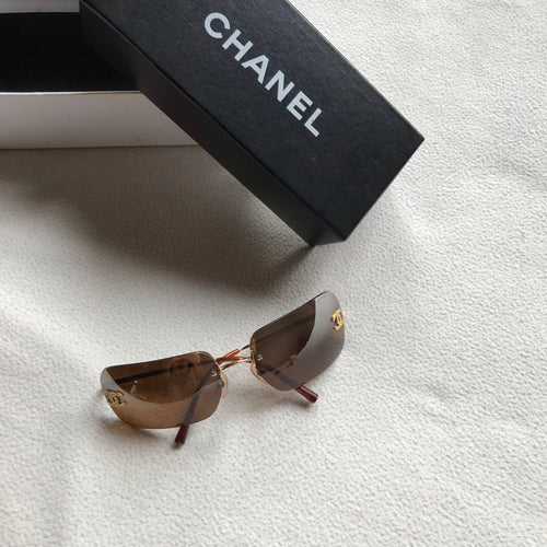 Chanel- Lunettes de soleil a logo strass